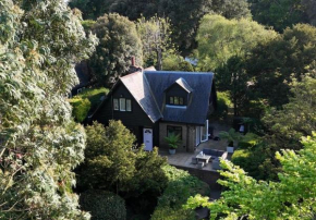 White Cliffes Top Cottage - Romantic retreat